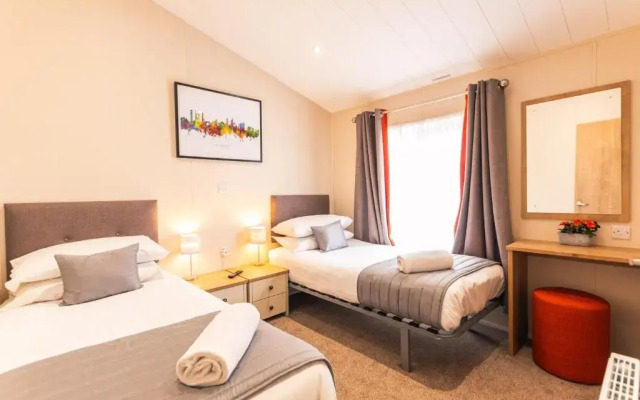 Heathery Lodge with Hot Tub