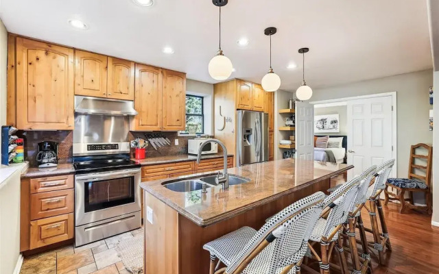 Park Forest  4 Bedroom Home by RedAwning