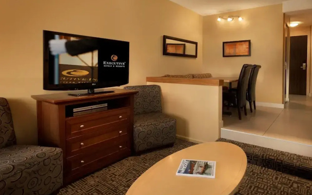 Mountain Side Hotel Whistler by Executive