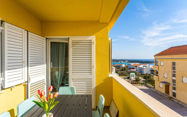 Ocean blue modern apartment for 8