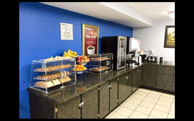 Econo Lodge Inn & Suites