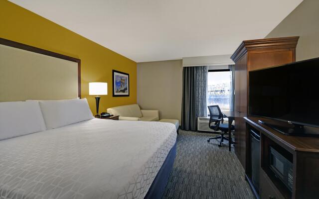 Holiday Inn Express & Suites Cincinnati Riverfront by IHG