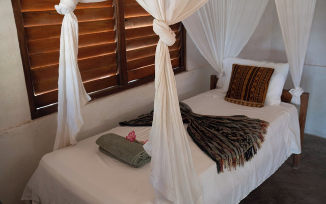 Rote Beach Bungalows – Guest Rooms – Nemberala