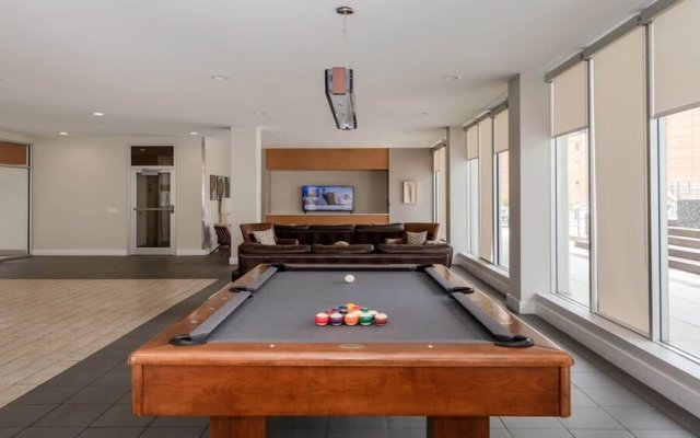 Downtown Dallas CozySuites w/ roof pool, gym #8