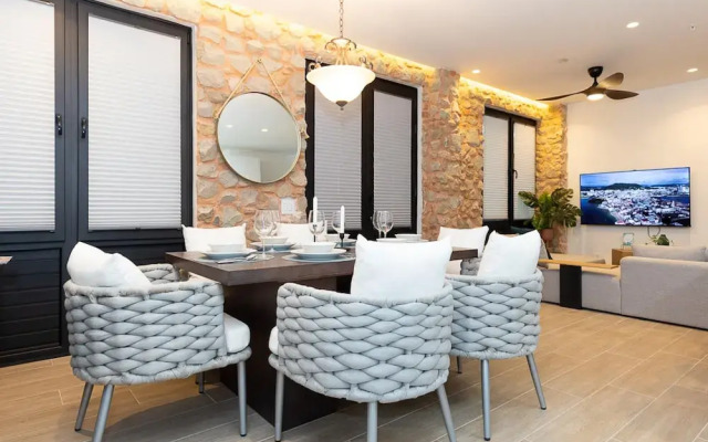 The Elegant Condo by Acomodo