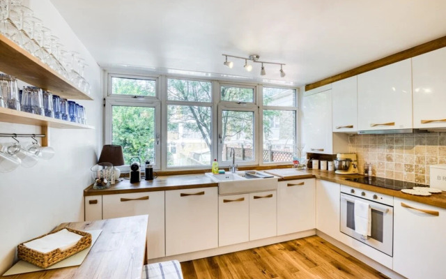 Homely 4 Bedroom House in Brixton