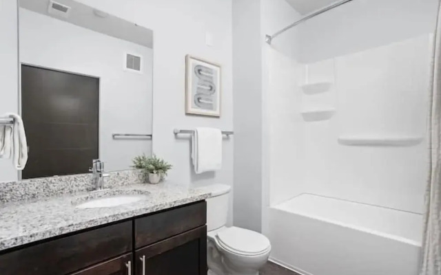 CozySuites Stunning 4BR near WholeFoods