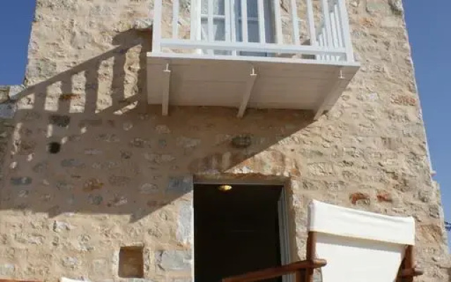 To Karavi Guesthouse