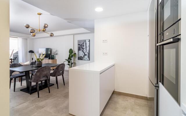 INF3- Luxury apartment close to all amenities.