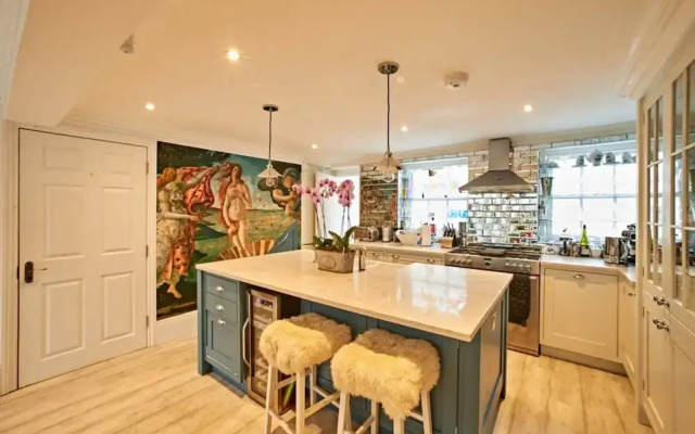 Central London Superb 4 Bedroom 18th Century Townhouse