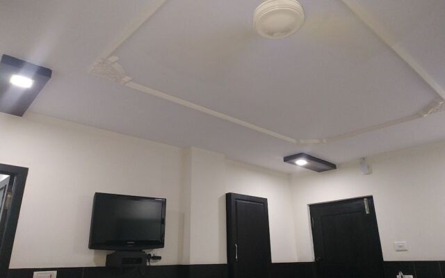 Iroomz Hotel Adhikar