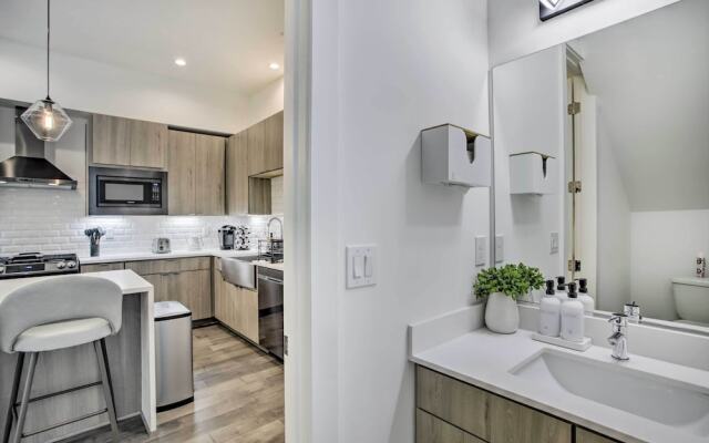 Newly-built Luxury Galleria Area Townhome!