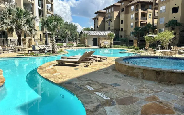 Luxury Waterfront Condo W/pool & Views!