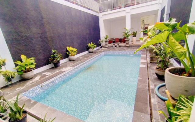 RedDoorz @ Artomoro Guest House