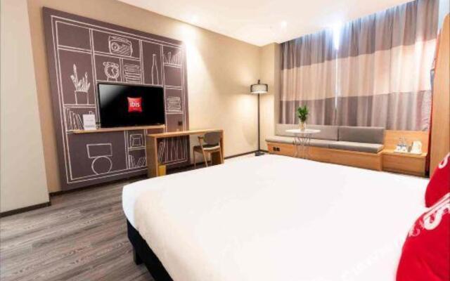 Ibis Hotel (Changji Jianshe Road Snack Street)