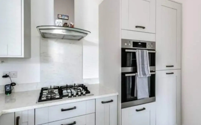 Stylish 4-br House With 3 Ensuite Free Parking