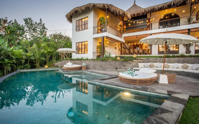Majestic Private Villa 6 Br Canggu With Staff