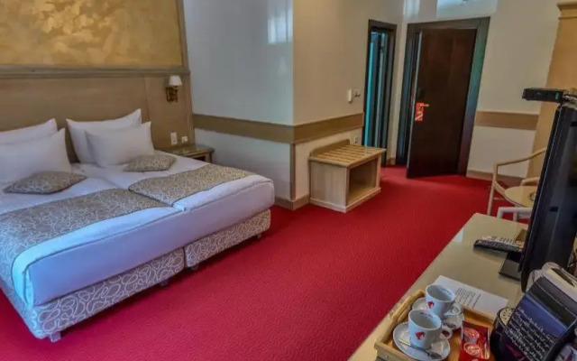 Hotel Lacu Rosu