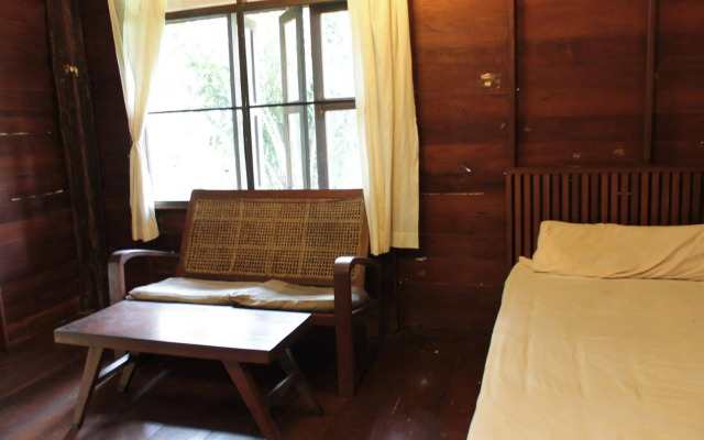 Thai Teak House Garden Homestay