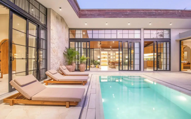 Stylish 5BR Boho Hideaway, 5 Minutes From Bingin