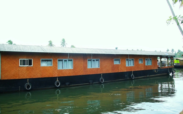 OYO 13525 HouseBoat My Trip Deluxe 3 BHK Private