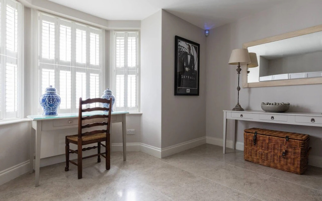 Granard Road by Onefinestay
