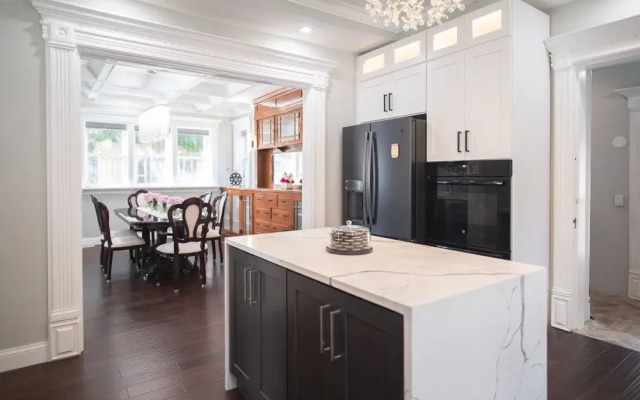 4 BDR Lake Geneva Estate Across From Beach!
