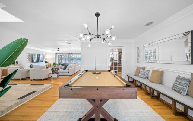 Exquisite Bayview Villa With Pool and Games!