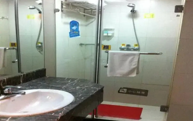7 Days Inn Lufthansa Center