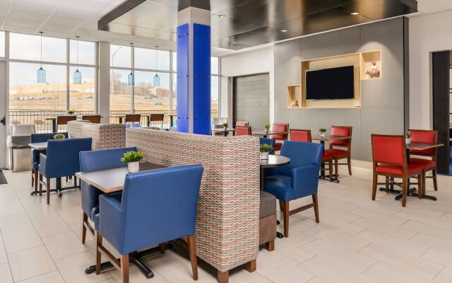 Holiday Inn Express & Suites Kansas City - Lee's Summit, an IHG Hotel