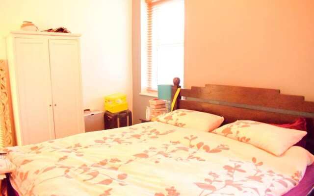 1 Bedroom Flat in Stamford Hill Accommodates 4