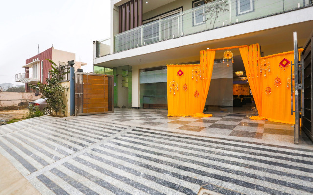 Fabhotel 52 Ivory