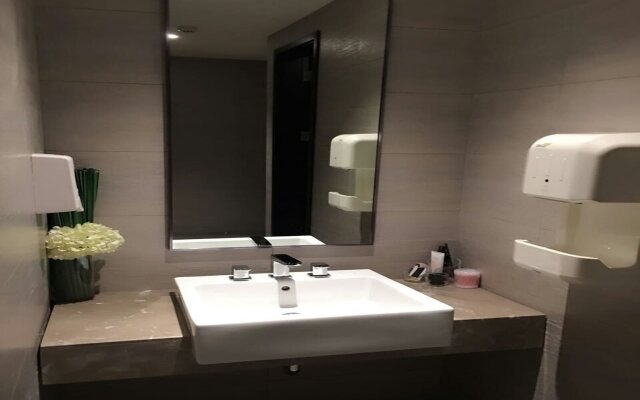 Home Inn Plus Shenyang Railway Station East Square