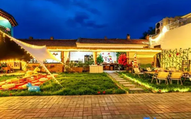 Lake Blue · Holiday Garden · Family Vacation Boutique Hotel (Teks Eight Trigram City Branch)