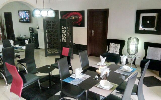 Charlie's Place And Suite