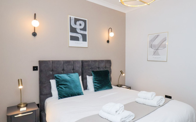 The Salisbury Sleeps 4 Classic Apartment