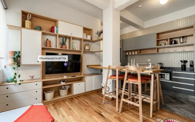 Hip, Tech Top Floor Apt, w/ Private Terrace