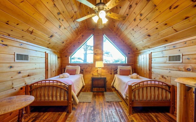 Okehi Pine Cabin With Wood Burning Fireplace and Outdoor Hot Tub by Redawning