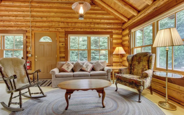 Creekside Silver Gate Getaway w/ Fireplace!