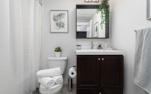 Peter St - Downtown Suite with Balcony