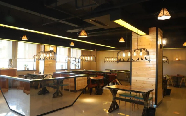 Baishichang Longquan Hotel (Urumqi International Grand Bazamin Street)