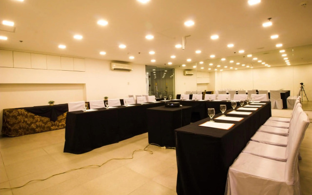 Jade Hotel & Suites