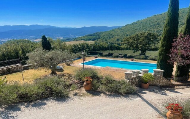 Huge manor close to Spoleto - With large pool, expansive grounds