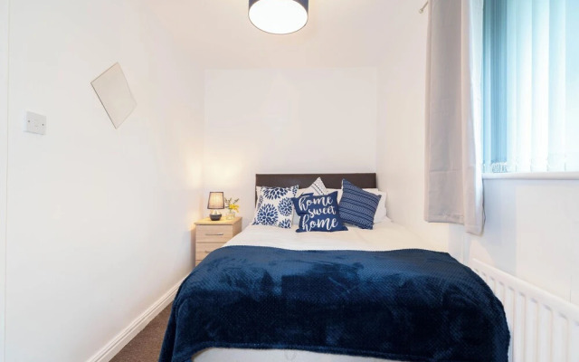 2 Bed-sleeps 4-private Garden- Free Parking