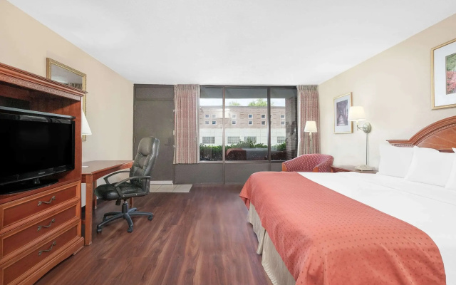 Baymont Inn and Suites Paris