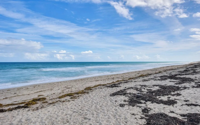 Pool + Hot Tub Access: Home in Jensen Beach!