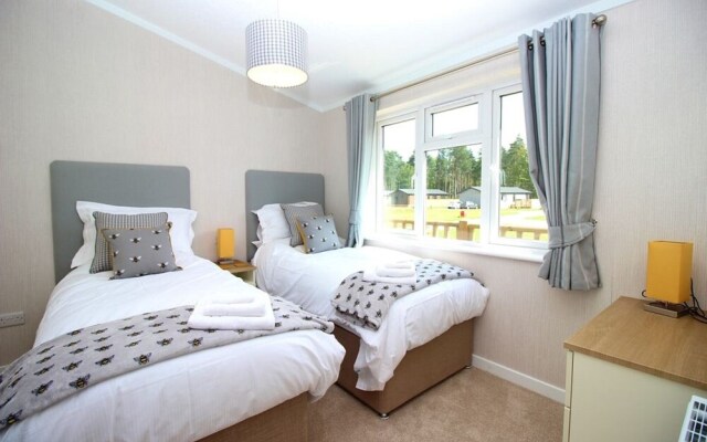 Hollicarrs - Bumblebee Lodge