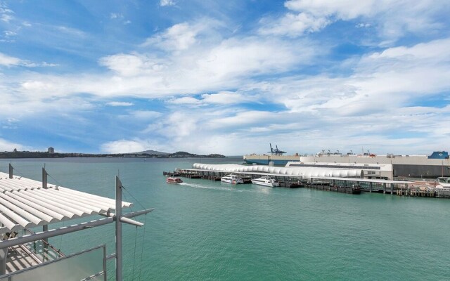 QV Spacious Waterfront with Carpark -962