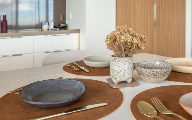 Stunning View 2-bed in Port Melbourne w/ Parking