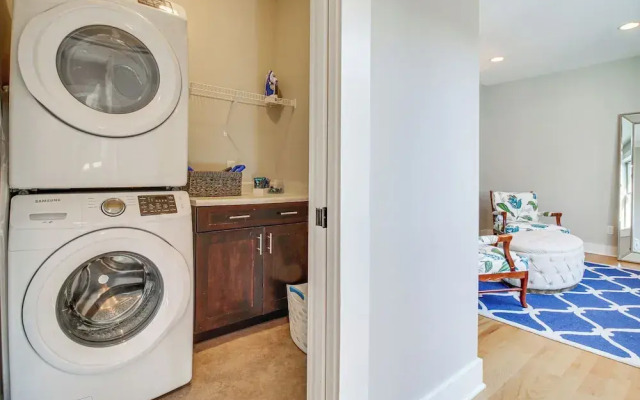 Vibrant Downtown Cincinnati Townhome w/ Sauna!